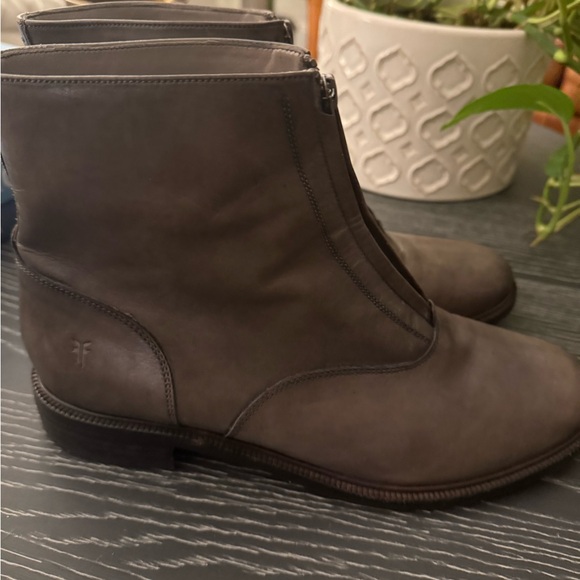Frye Gray Kelly Zip Front Ankle Boots Size 9.5M - Picture 6 of 12